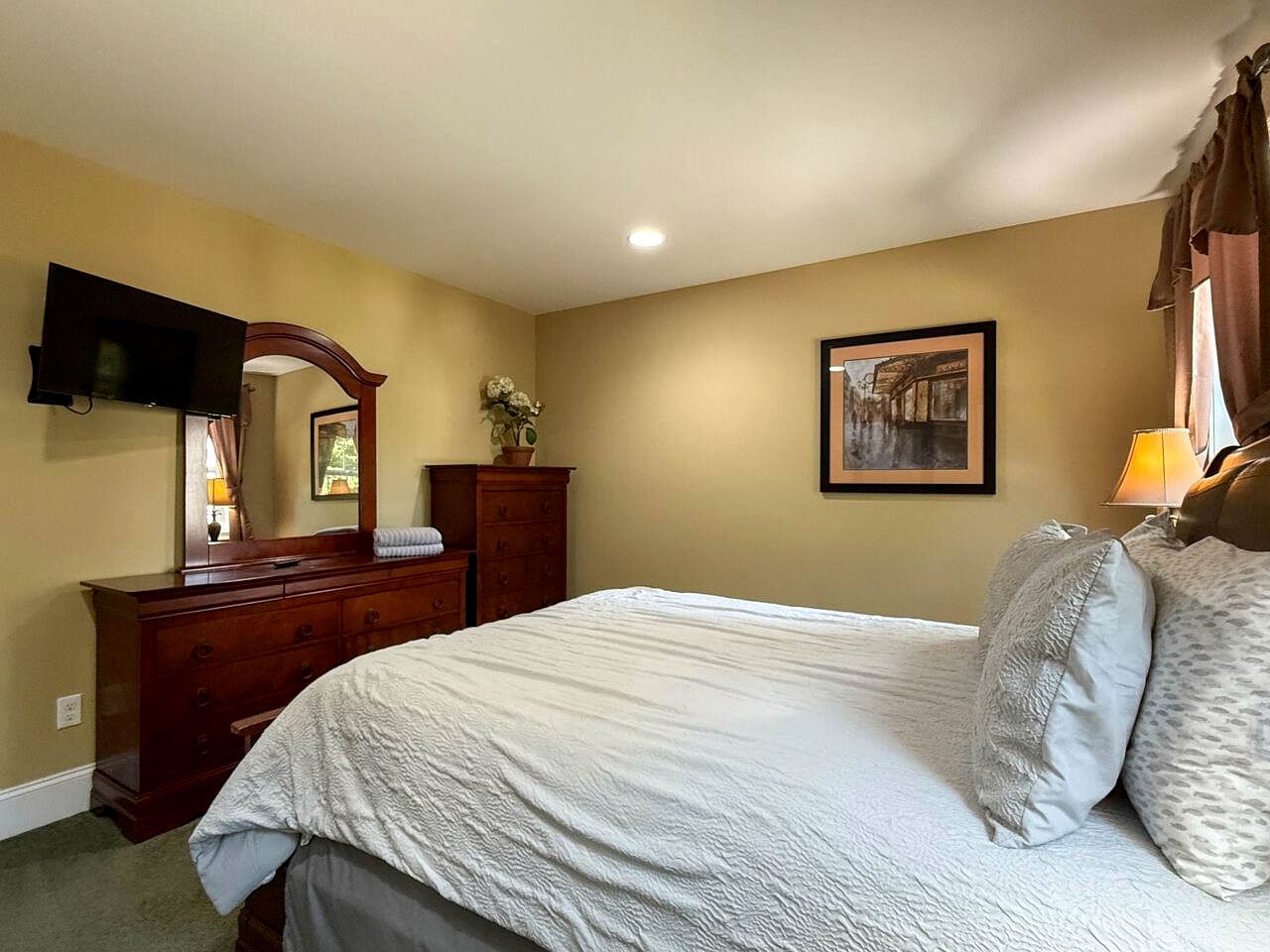 Spacious Vacation Homes with Hot Tubs and Mountain Views near Downtown North Conway, New Hampshire