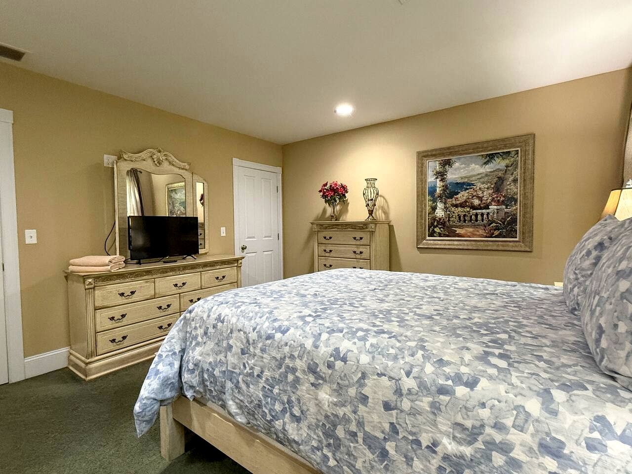 Spacious Vacation Homes with Hot Tubs and Mountain Views near Downtown North Conway, New Hampshire