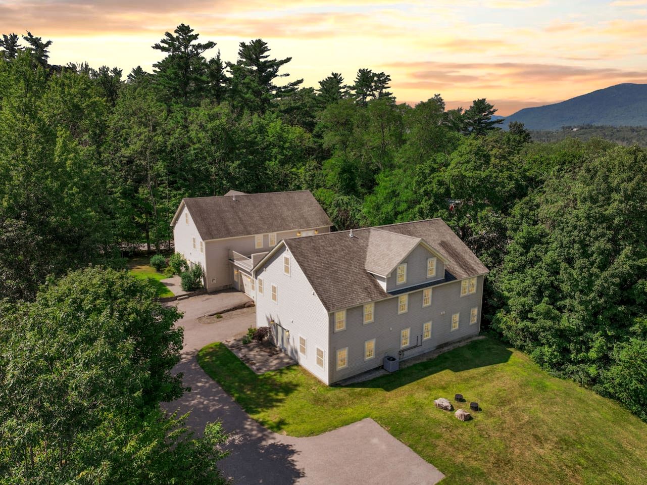 Spacious Vacation Homes with Hot Tubs and Mountain Views near Downtown North Conway, New Hampshire