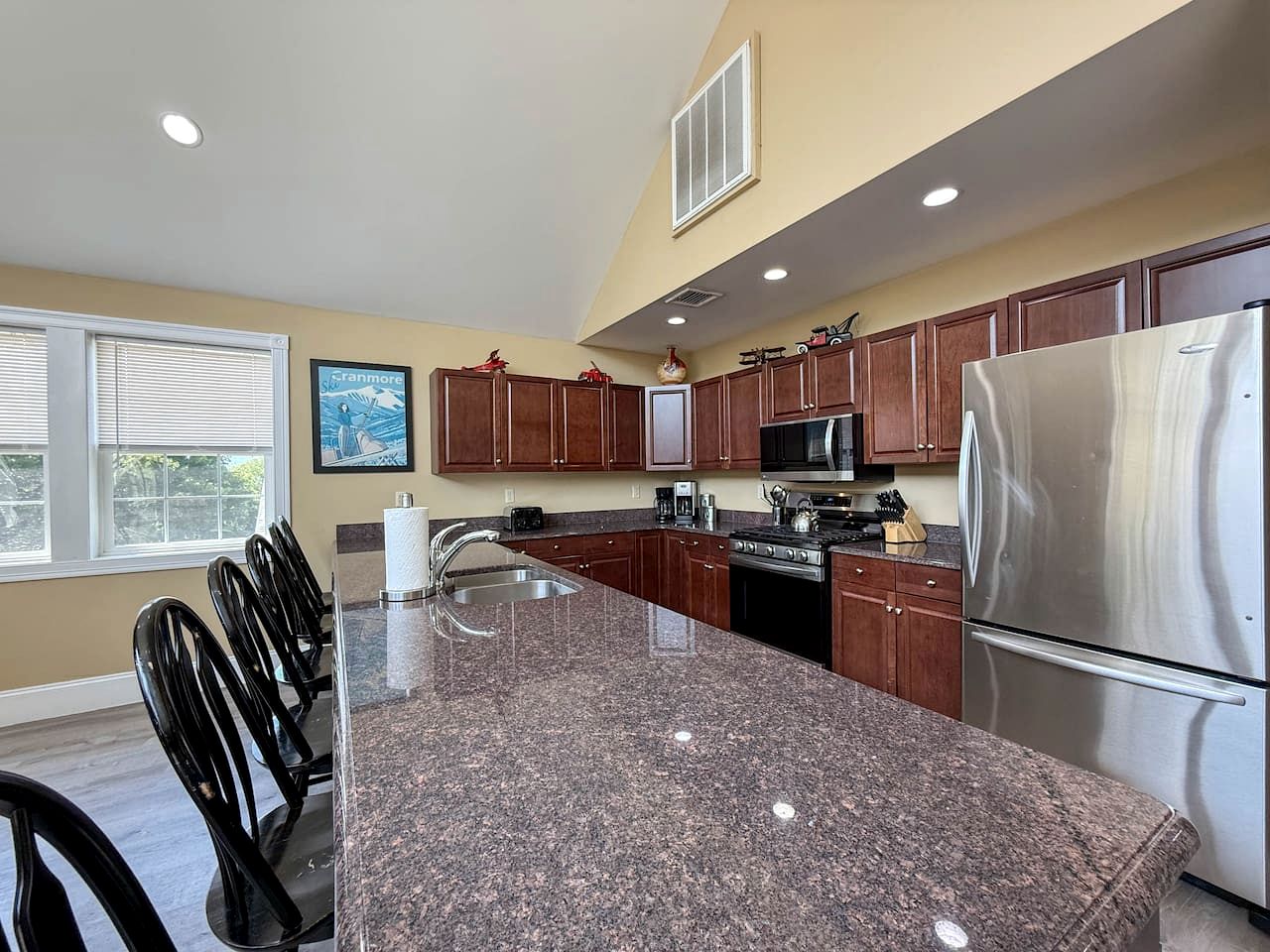 Modern Group Retreat with 2 Kitchens, Hot Tubs & Game Rooms near Downtown North Conway, NH
