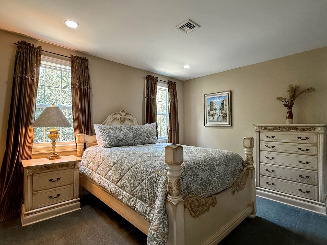 Modern Group Retreat with 2 Kitchens, Hot Tubs & Game Rooms near Downtown North Conway, NH