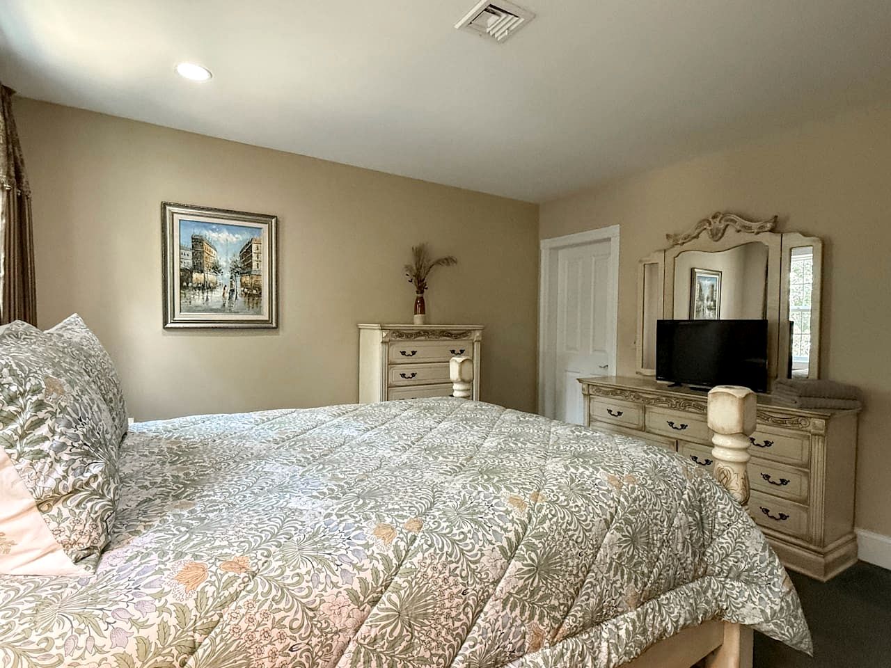 Modern Group Retreat with 2 Kitchens, Hot Tubs & Game Rooms near Downtown North Conway, NH