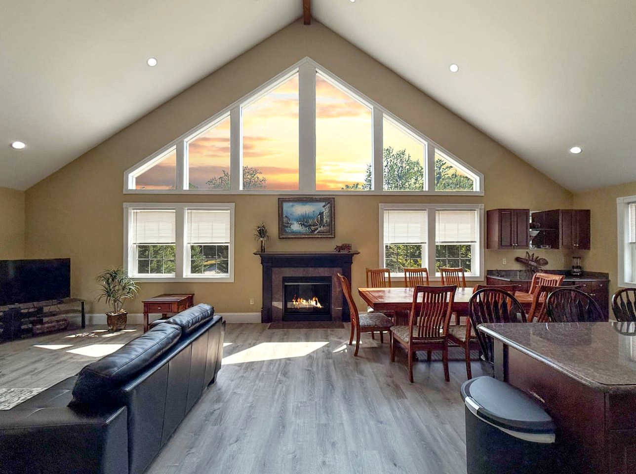 Modern Group Retreat with 2 Kitchens, Hot Tubs & Game Rooms near Downtown North Conway, NH
