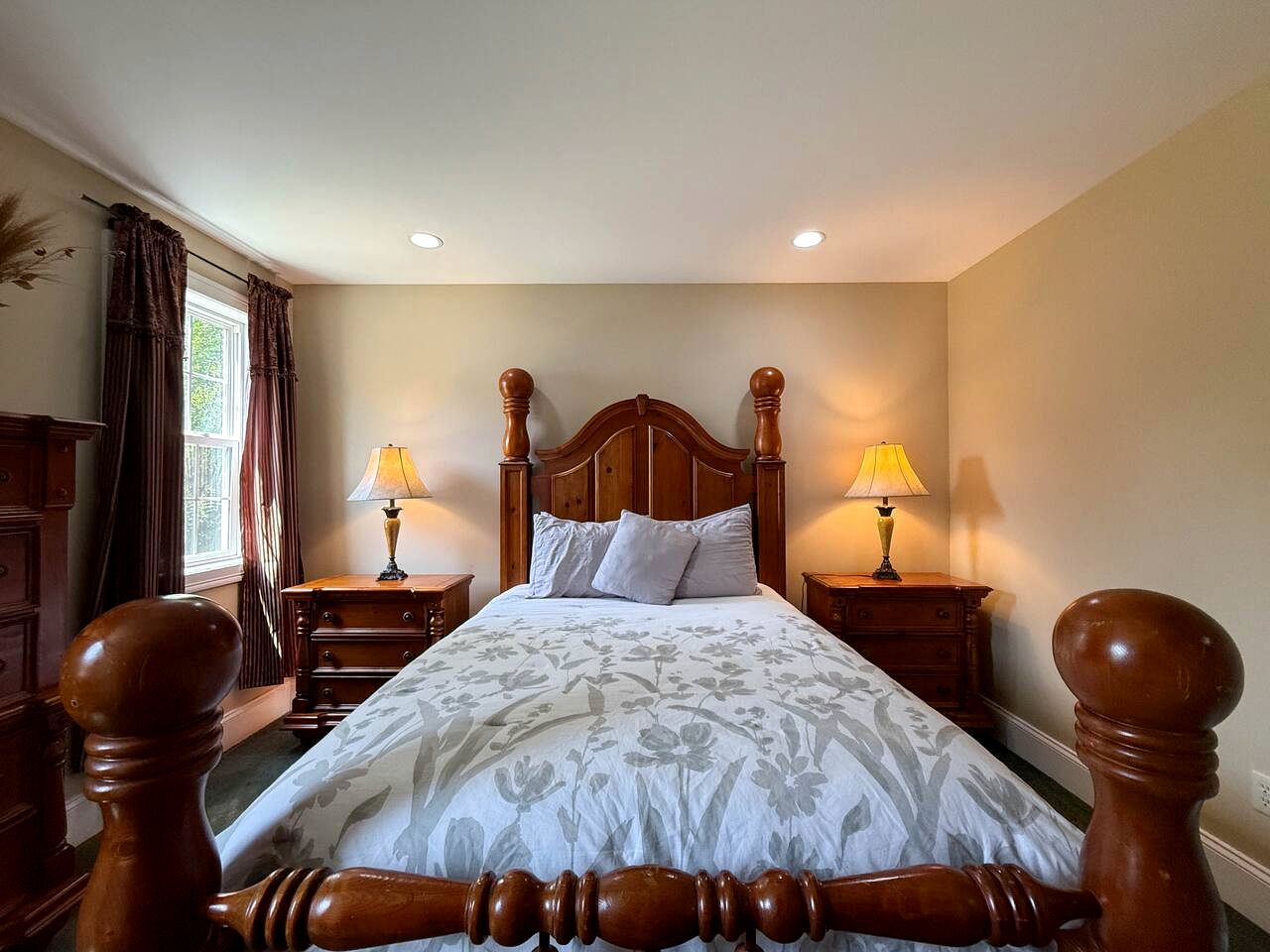 Modern Group Retreat with 2 Kitchens, Hot Tubs & Game Rooms near Downtown North Conway, NH