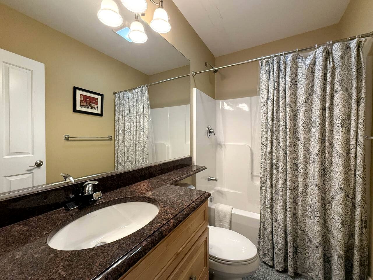 Modern Group Retreat with 2 Kitchens, Hot Tubs & Game Rooms near Downtown North Conway, NH