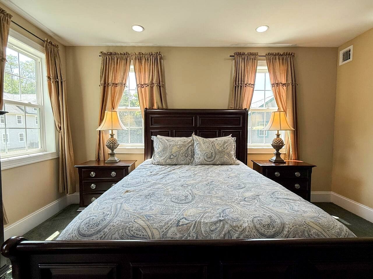 Modern Group Retreat with 2 Kitchens, Hot Tubs & Game Rooms near Downtown North Conway, NH