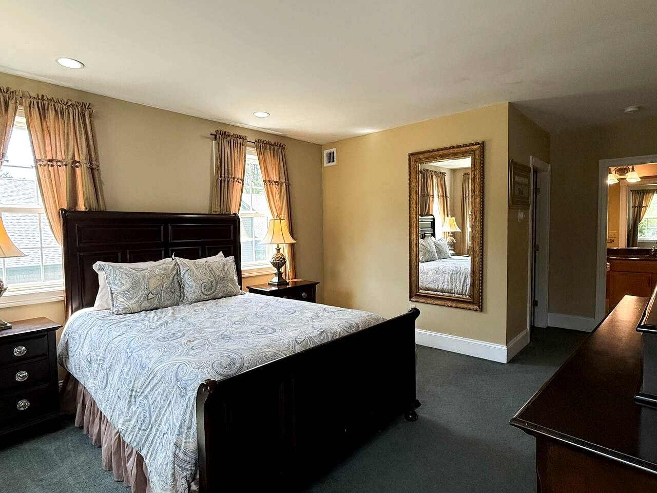 Modern Group Retreat with 2 Kitchens, Hot Tubs & Game Rooms near Downtown North Conway, NH