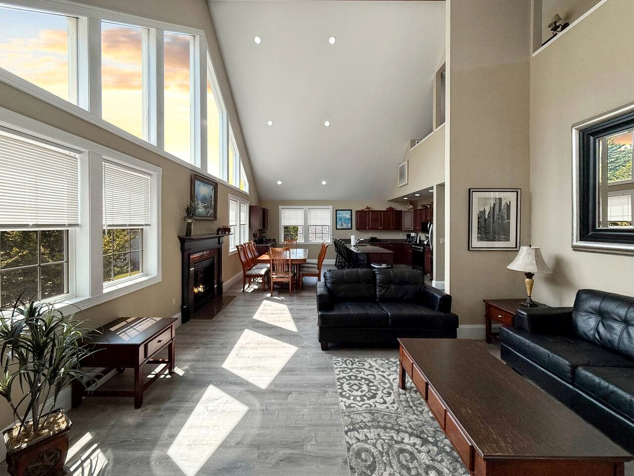 Modern Group Retreat with 2 Kitchens, Hot Tubs & Game Rooms near Downtown North Conway, NH
