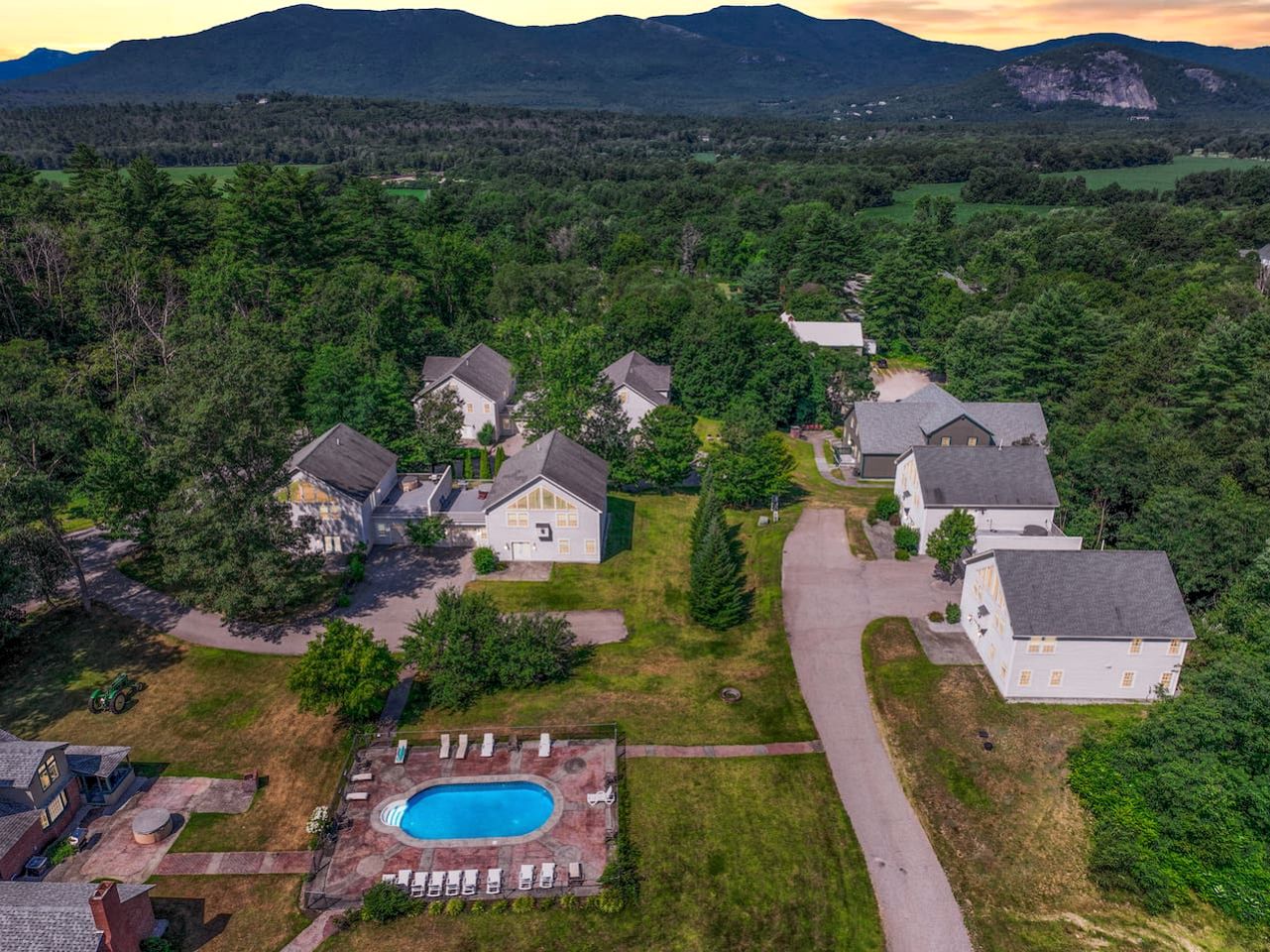 Modern Group Retreat with 2 Kitchens, Hot Tubs & Game Rooms near Downtown North Conway, NH