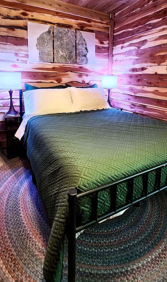 Peaceful Woodland Lodge on 8 Acres Near Bennett Spring State Park – Lebanon, Missouri