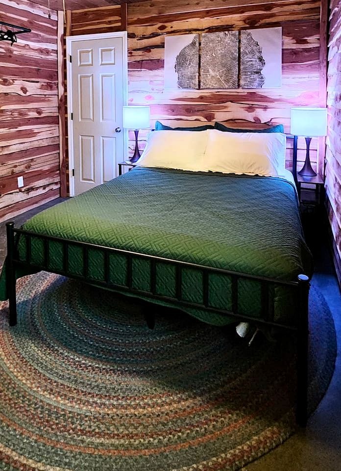 Peaceful Woodland Lodge on 8 Acres Near Bennett Spring State Park – Lebanon, Missouri