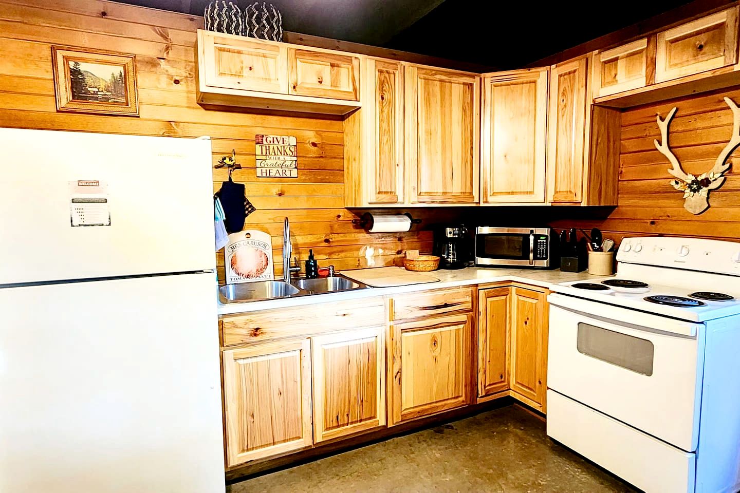 Peaceful Woodland Lodge on 8 Acres Near Bennett Spring State Park – Lebanon, Missouri