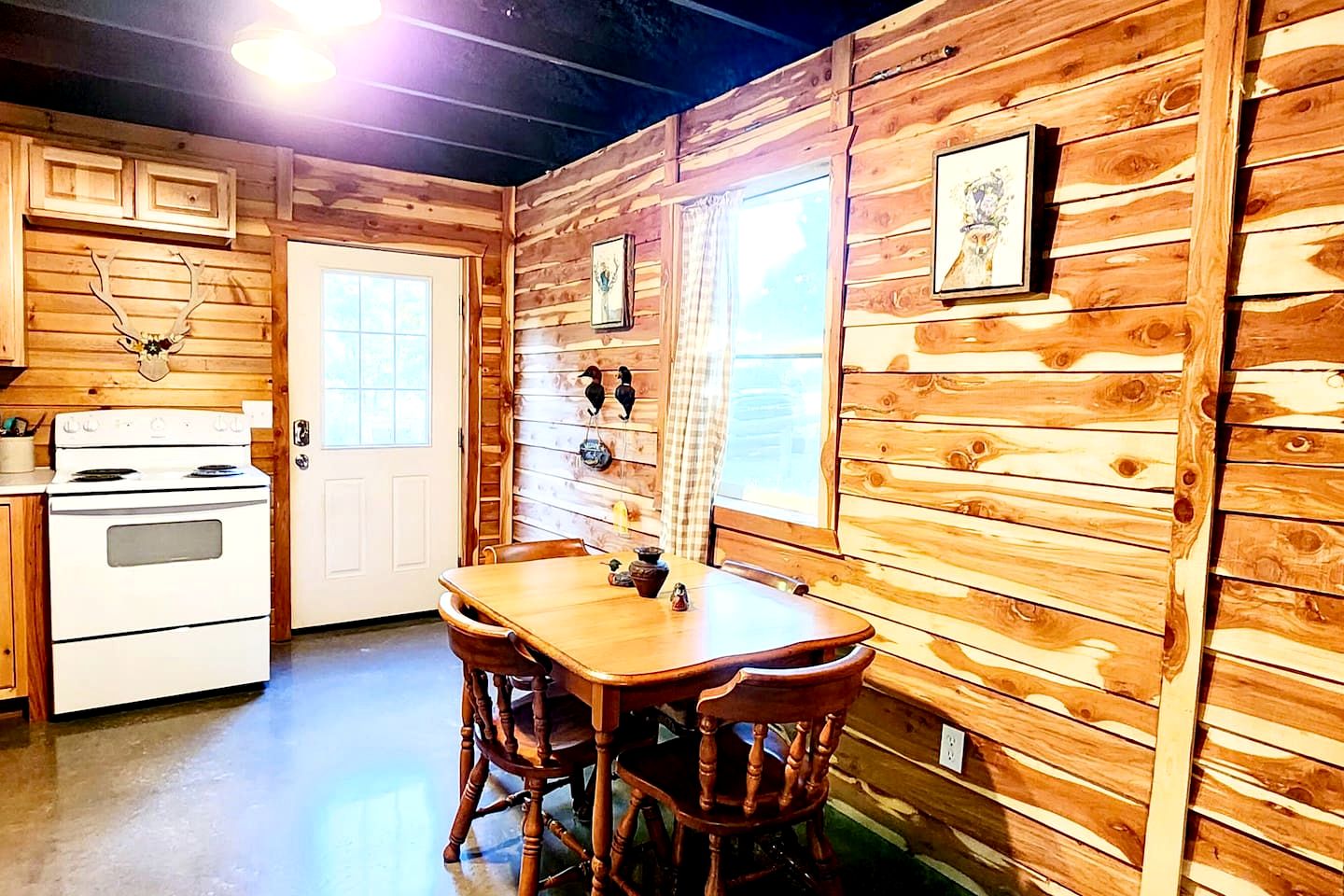 Peaceful Woodland Lodge on 8 Acres Near Bennett Spring State Park – Lebanon, Missouri