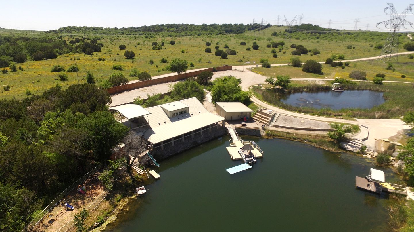 Lodge for Adventure Glamping for Families or Large Groups on Lake Godstone, Texas