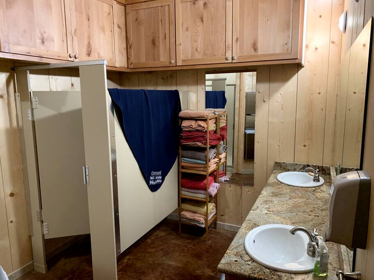 Lodge for Adventure Glamping for Families or Large Groups on Lake Godstone, Texas