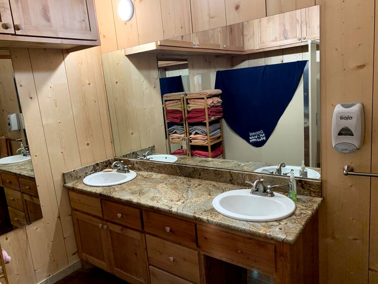 Lodge for Adventure Glamping for Families or Large Groups on Lake Godstone, Texas