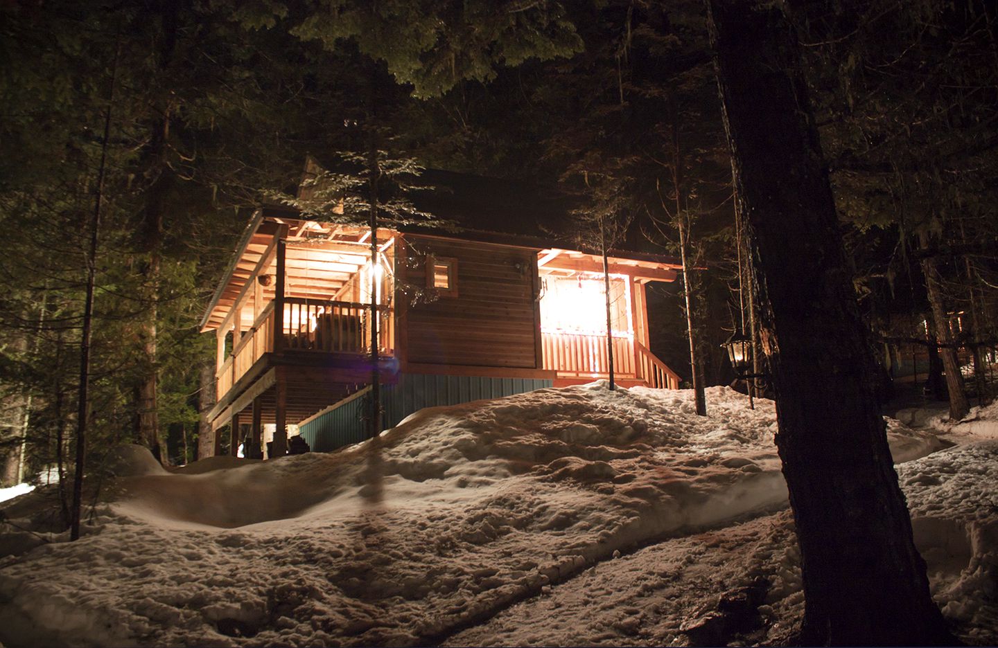 Vintage Canadian-Themed Cabin Nestled next to a Mountain Creek near Nelson, British Columbia