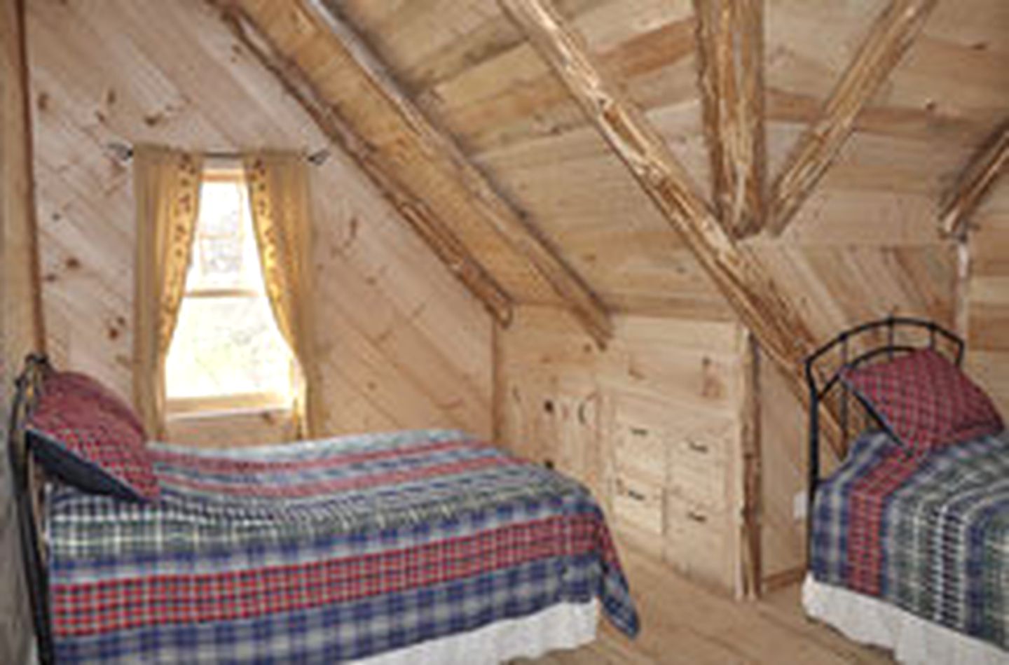 Secluded Bed and Breakfast Retreat with Beautiful Natural Surroundings near Great Sacandaga Lake, New York