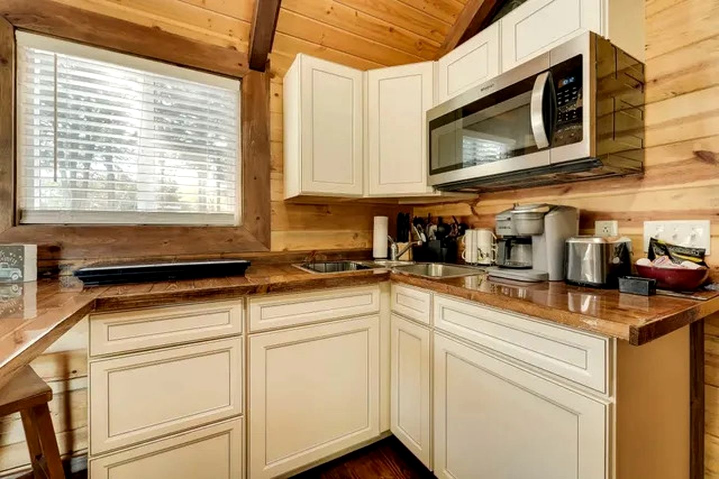 Chic Cabin Stay with Loft, Pool Access & Outdoor Fire Pit in Branson, Missouri