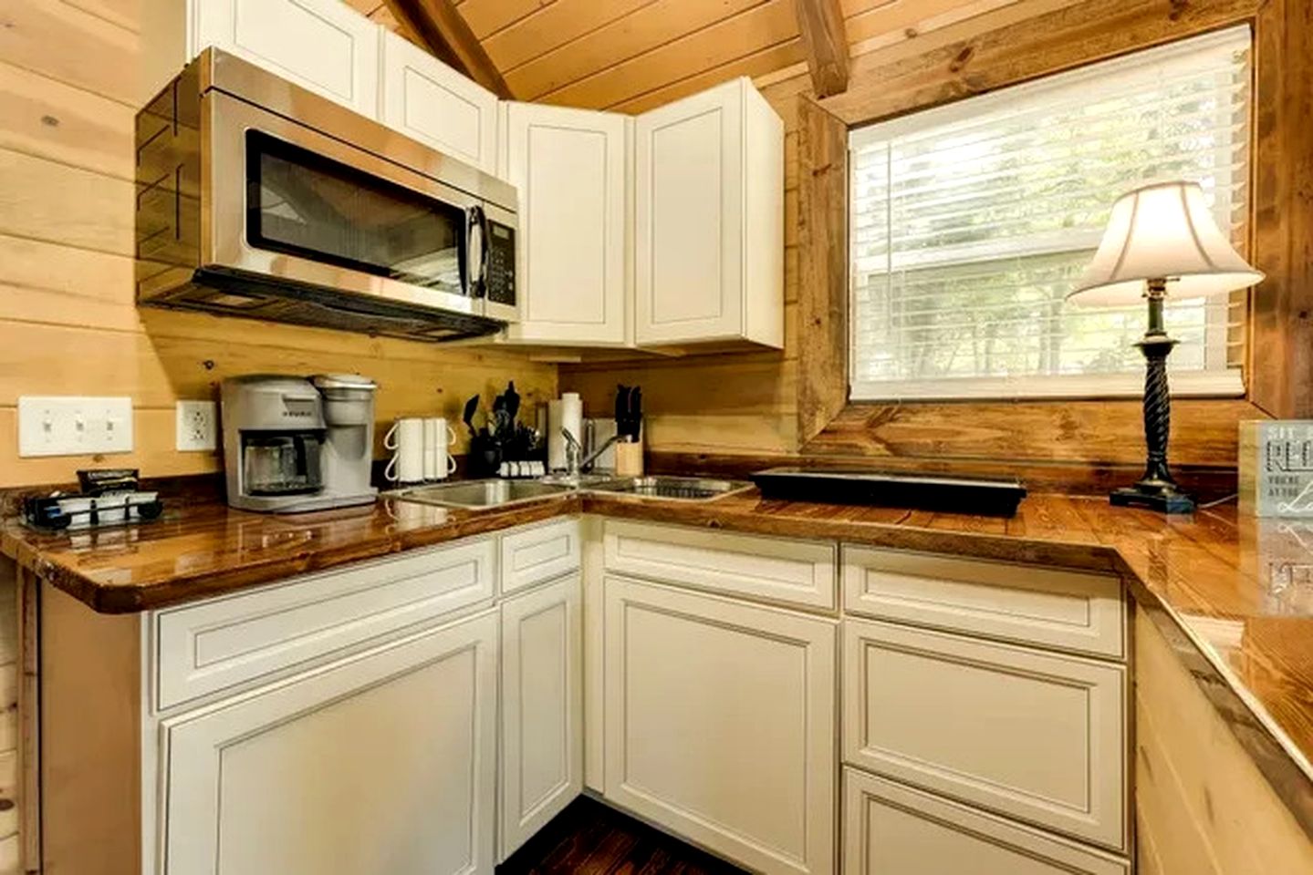 Classic Cabin Getaway with Loft, Fire Pit & Pool Access in Branson, Missouri