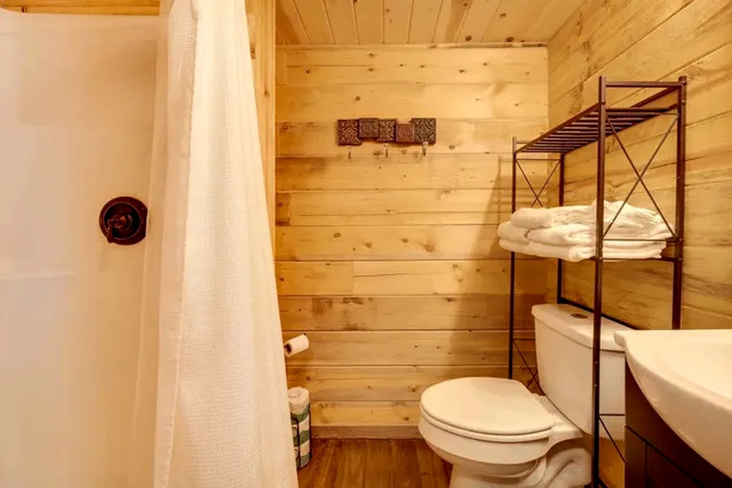 Classic Cabin Getaway with Loft, Fire Pit & Pool Access in Branson, Missouri