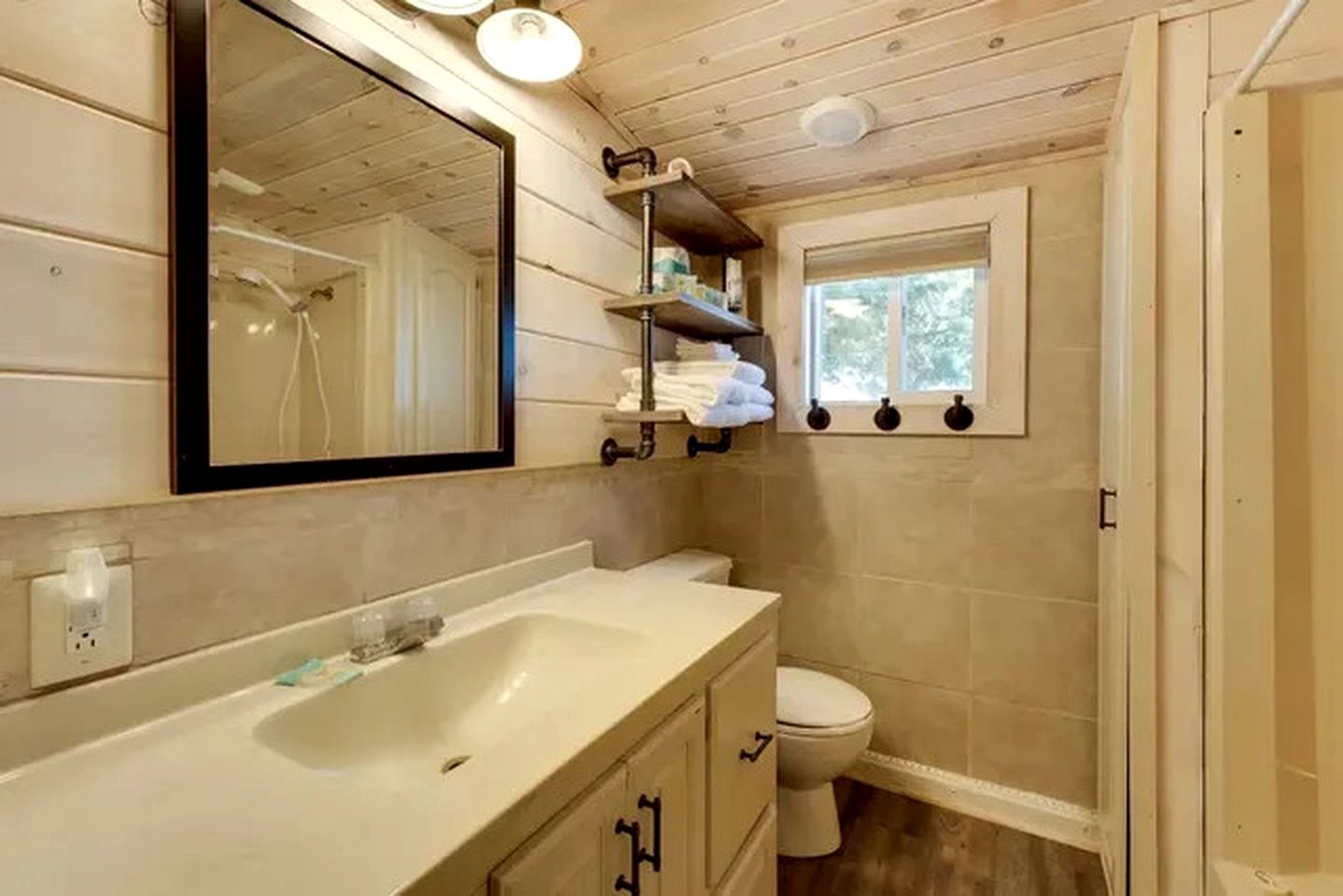 Peaceful Family Cabin with Community Pool & Outdoor Fire Pit in Branson, Missouri