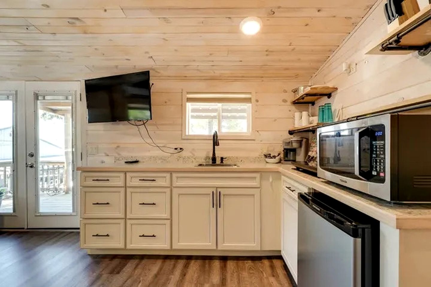 Peaceful Family Cabin with Community Pool & Outdoor Fire Pit in Branson, Missouri