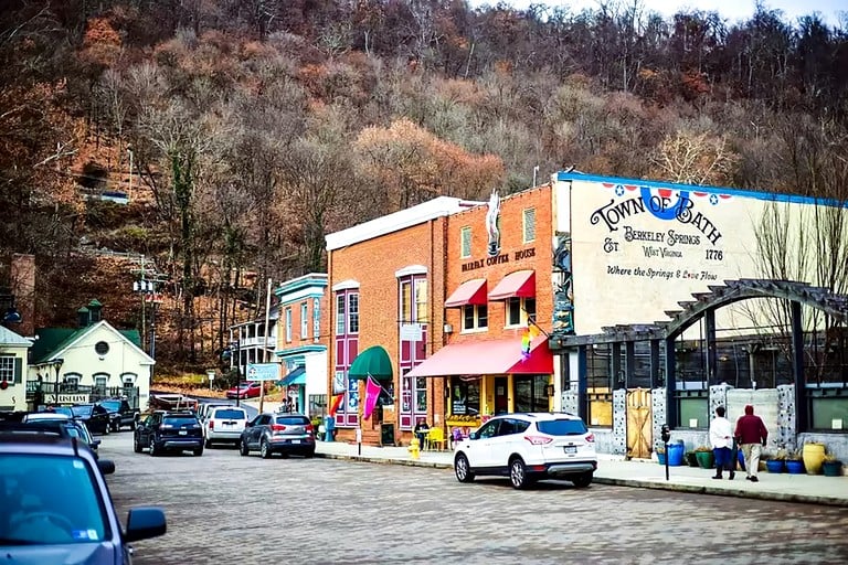 Cabins (United States of America, Great Cacapon, West Virginia)