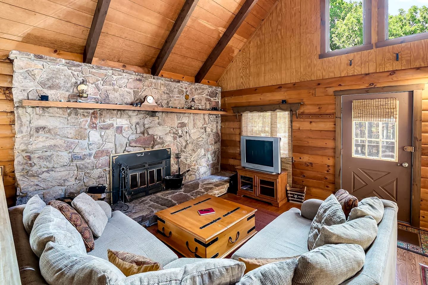 Log Cabin with Hot Tub, Fire Pit and Spacious Deck Nestled in the Woods of Great Cacapon, WV
