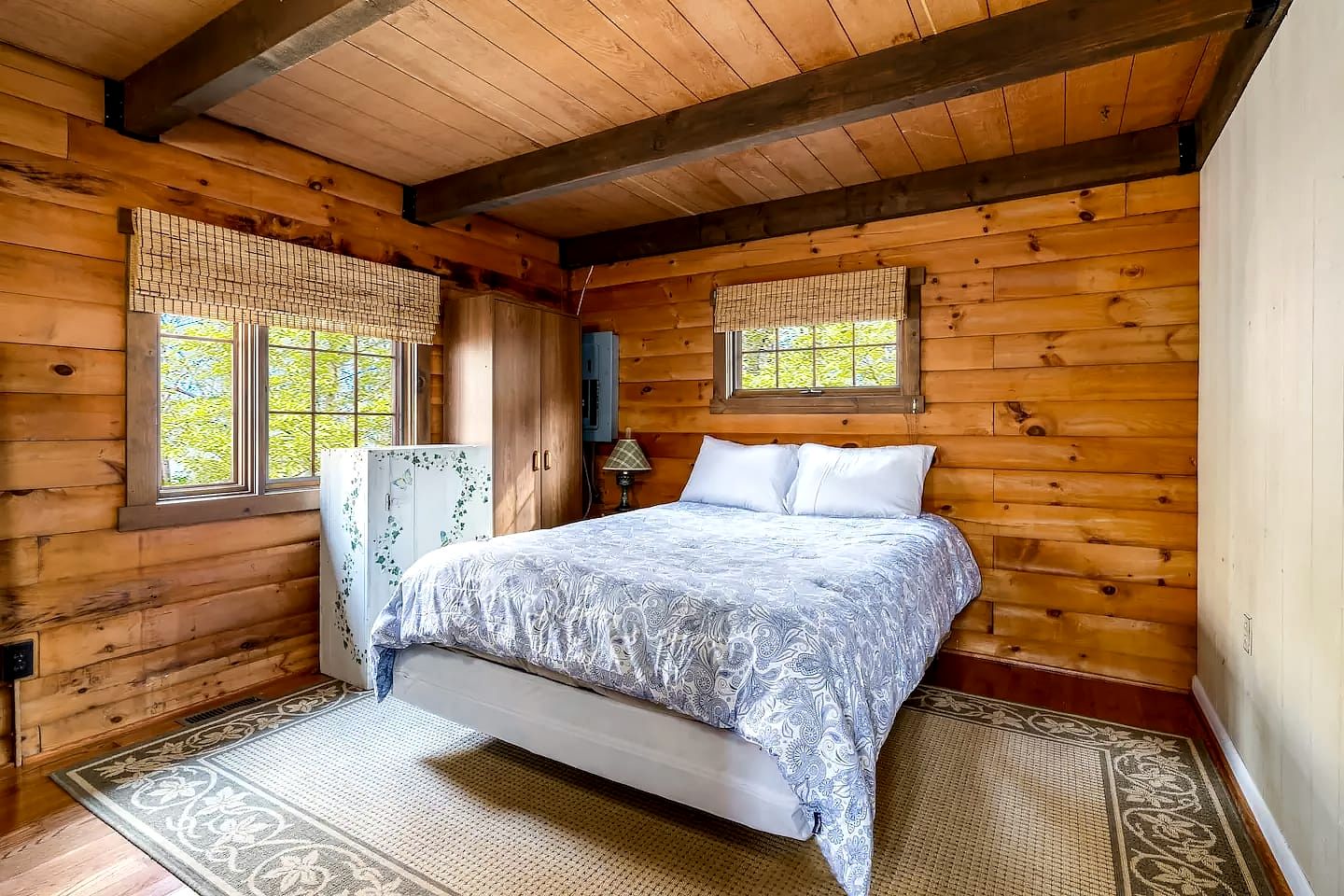 Log Cabin with Hot Tub, Fire Pit and Spacious Deck Nestled in the Woods of Great Cacapon, WV