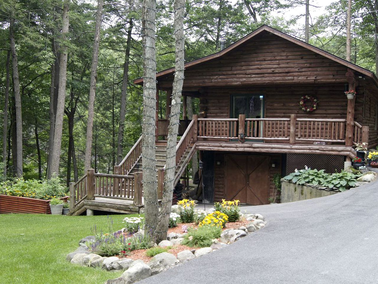 Creekside Log Cabin Rental with Kayaks in Saugerties, New York