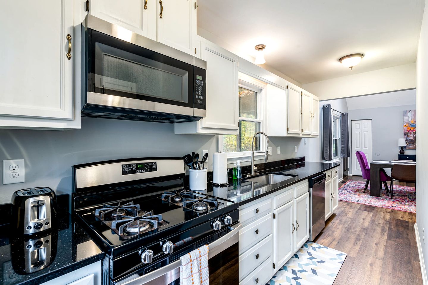 Log Cabin with new Hot Tub, Fire Pit and Game Room - Perfect for Your Family Getaway in Harpers Ferry, WV