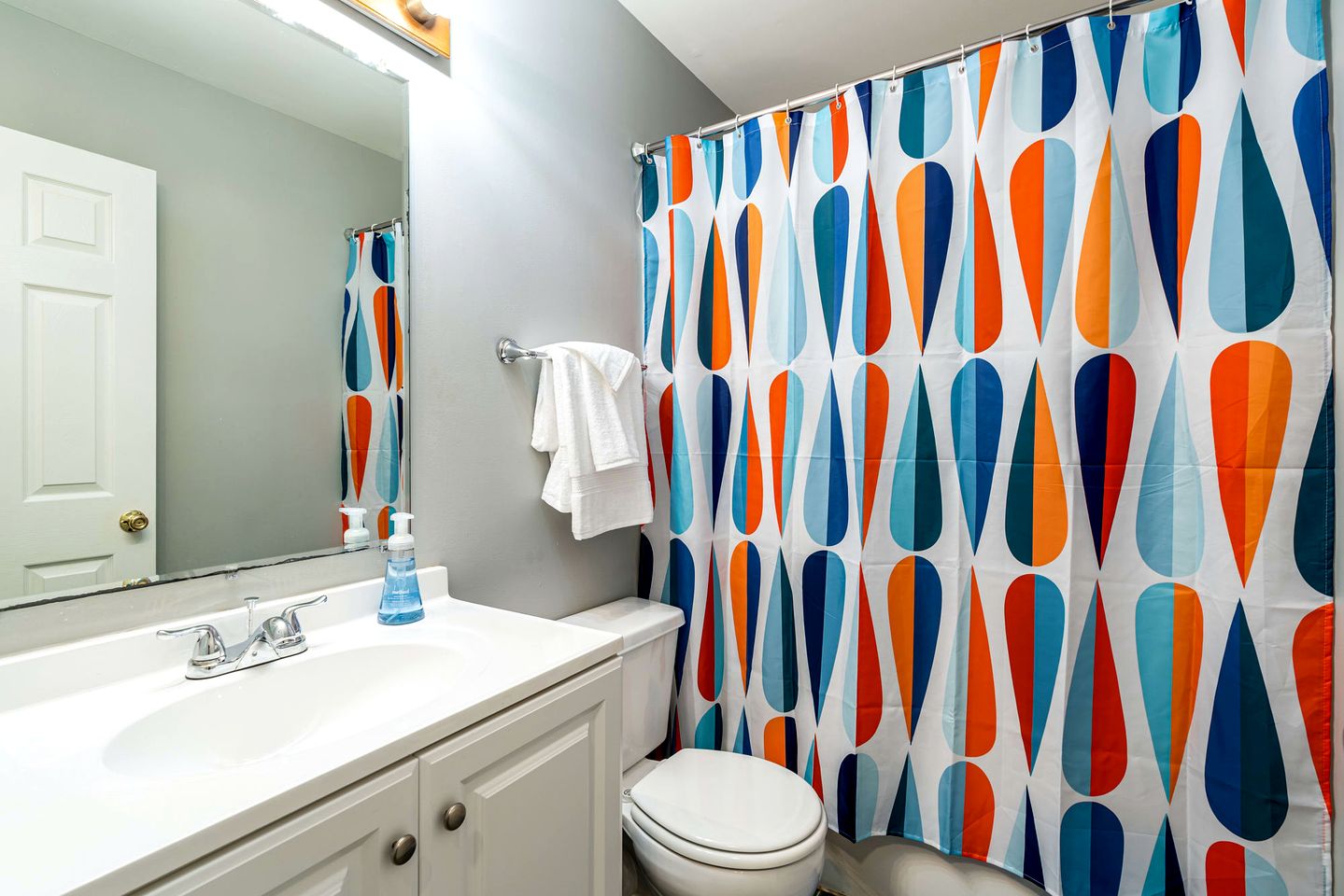 Log Cabin with new Hot Tub, Fire Pit and Game Room - Perfect for Your Family Getaway in Harpers Ferry, WV