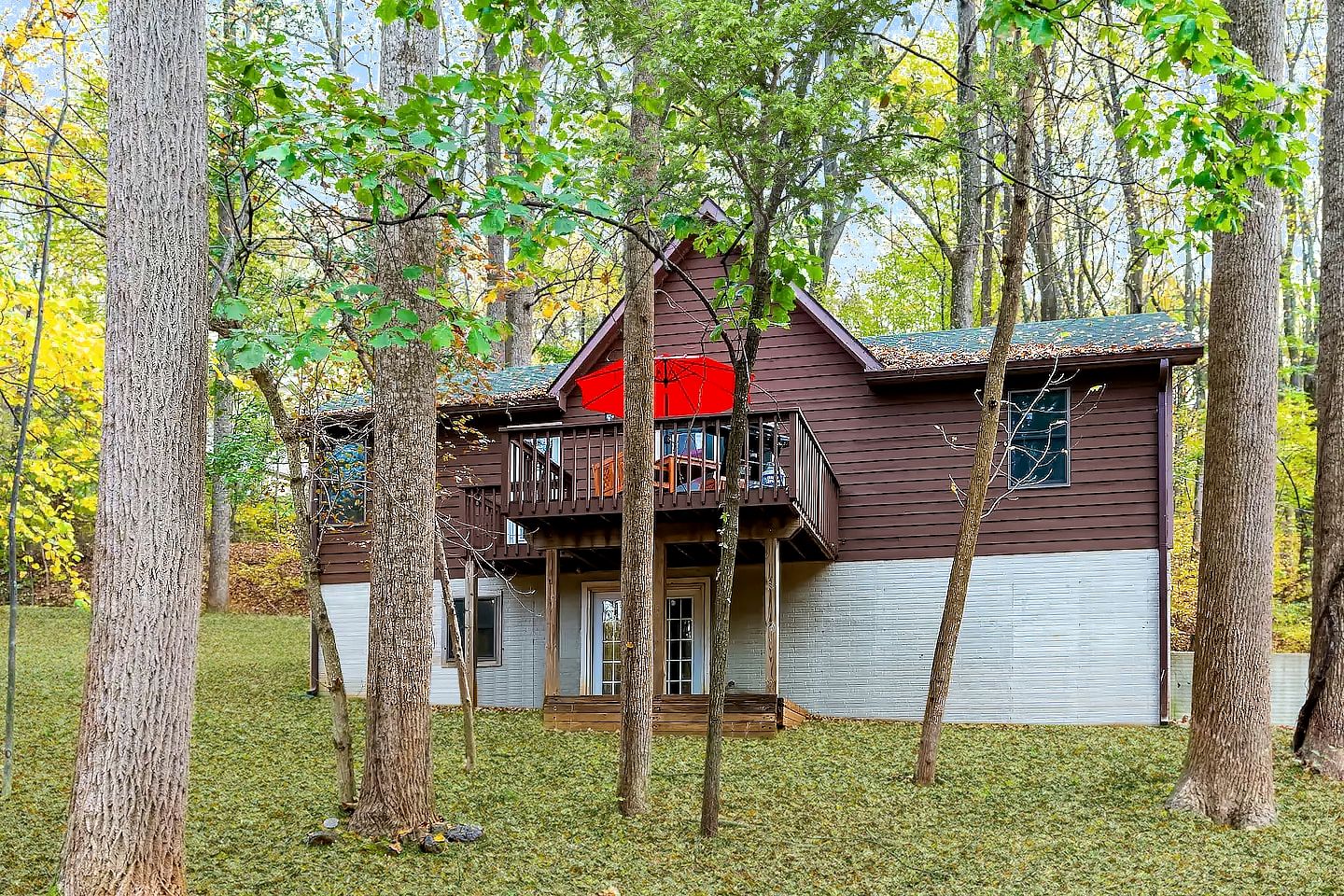 Log Cabin with new Hot Tub, Fire Pit and Game Room - Perfect for Your Family Getaway in Harpers Ferry, WV