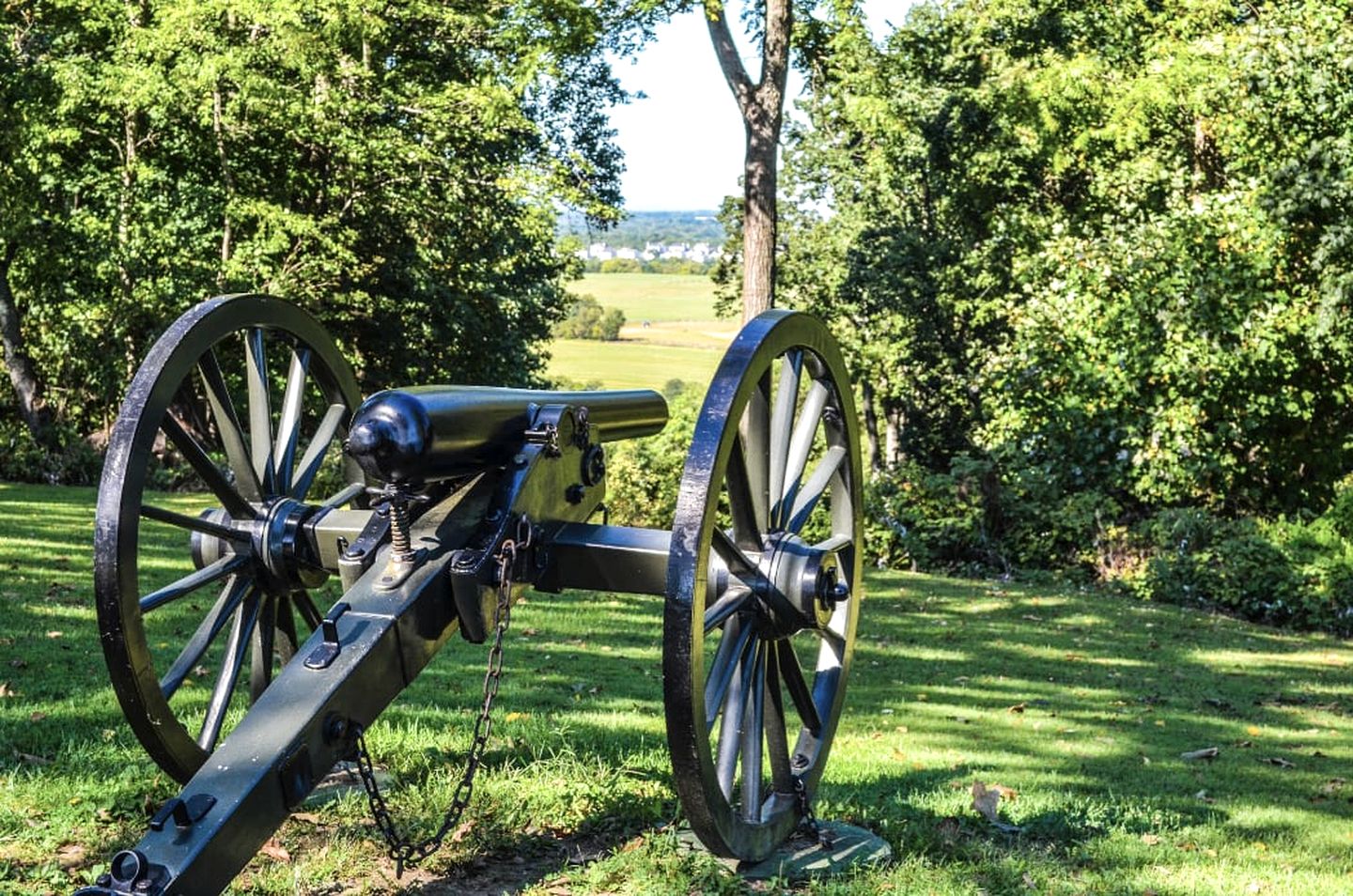 Log Cabin with new Hot Tub, Fire Pit and Game Room - Perfect for Your Family Getaway in Harpers Ferry, WV