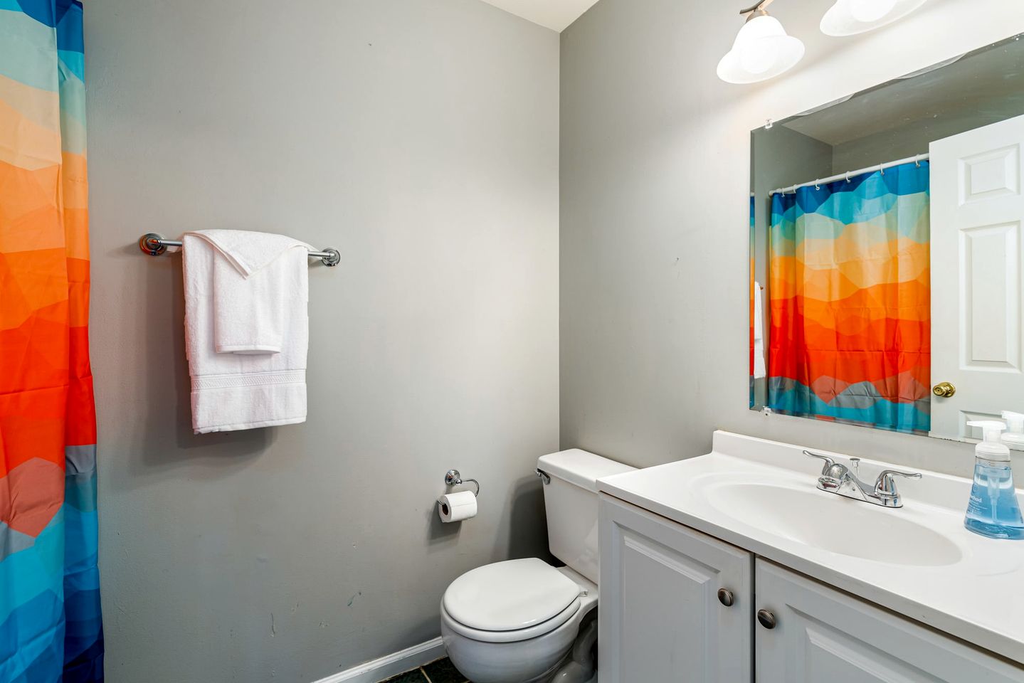 Log Cabin with new Hot Tub, Fire Pit and Game Room - Perfect for Your Family Getaway in Harpers Ferry, WV