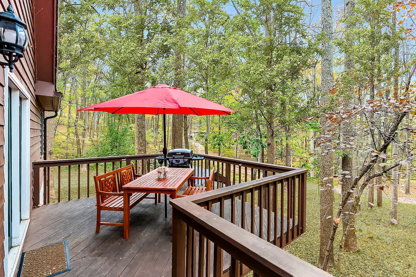 Log Cabin with new Hot Tub, Fire Pit and Game Room - Perfect for Your Family Getaway in Harpers Ferry, WV