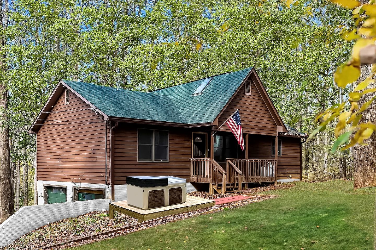 Log Cabin with new Hot Tub, Fire Pit and Game Room - Perfect for Your Family Getaway in Harpers Ferry, WV