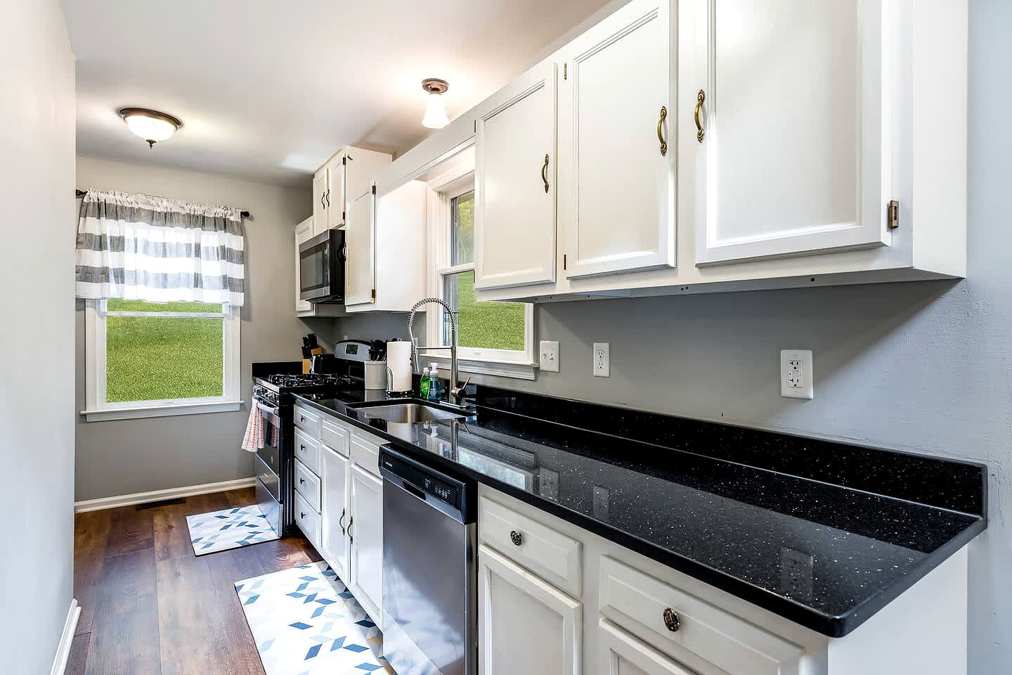 Log Cabin with new Hot Tub, Fire Pit and Game Room - Perfect for Your Family Getaway in Harpers Ferry, WV