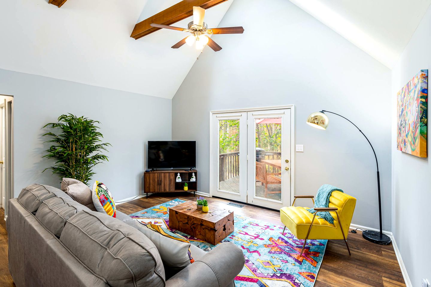 Log Cabin with new Hot Tub, Fire Pit and Game Room - Perfect for Your Family Getaway in Harpers Ferry, WV