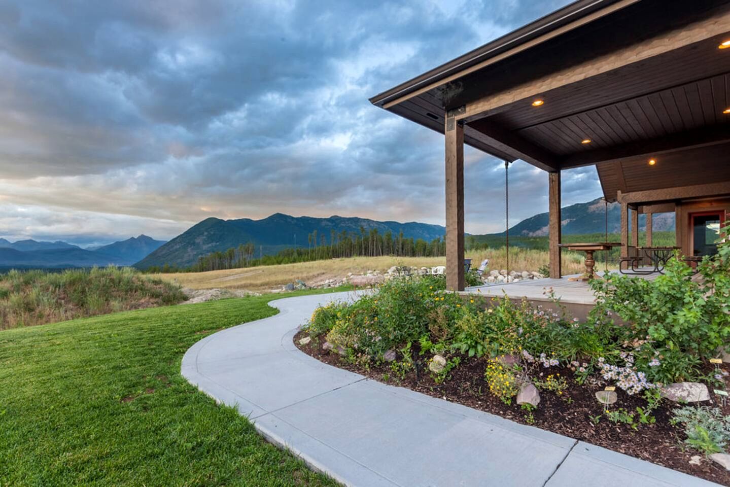 Amazing Log Cabin Rental with Pool Table in the Mountains in West Glacier, Montana