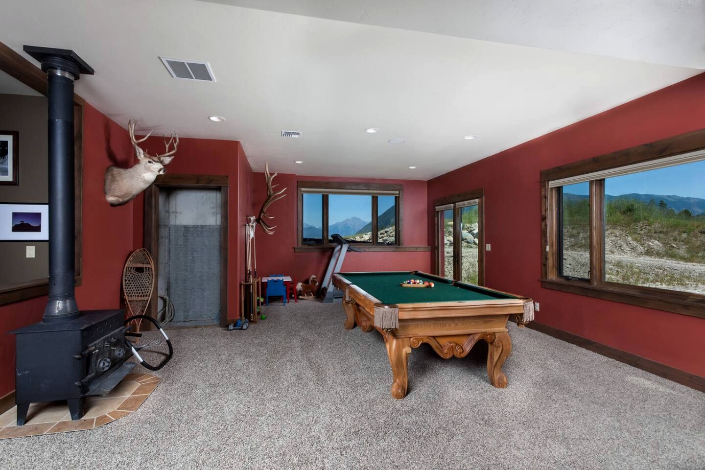 Amazing Log Cabin Rental with Pool Table in the Mountains in West Glacier, Montana