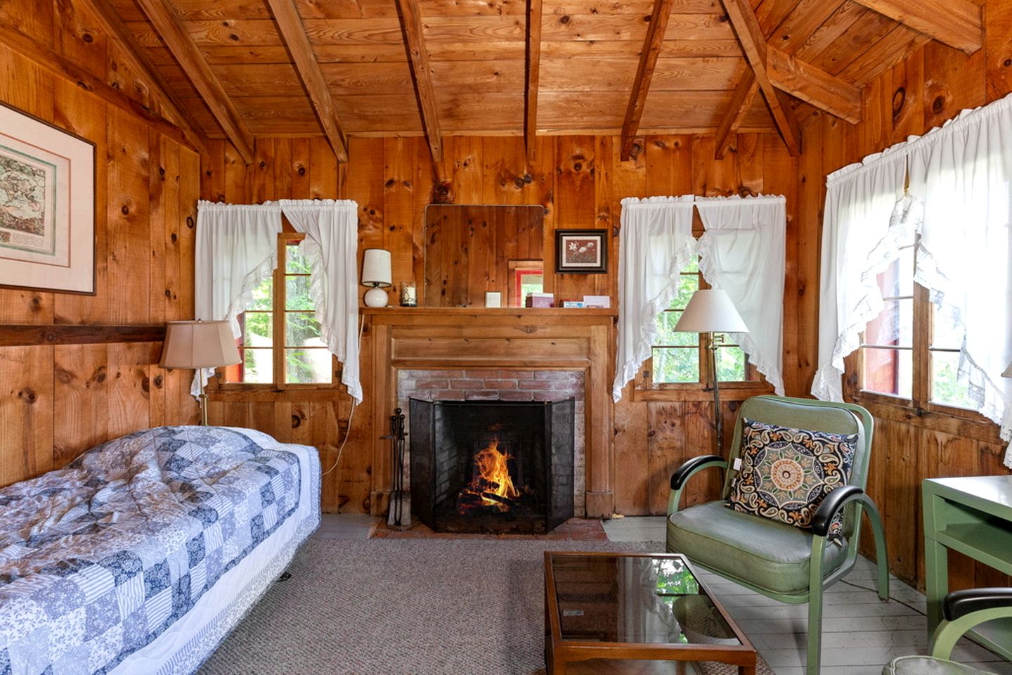 One-Bedroom Log Cabin Rental near the White Mountain National Forest