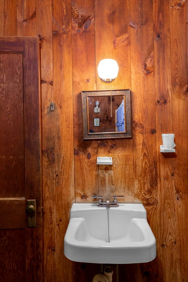 One-Bedroom Log Cabin Rental near the White Mountain National Forest