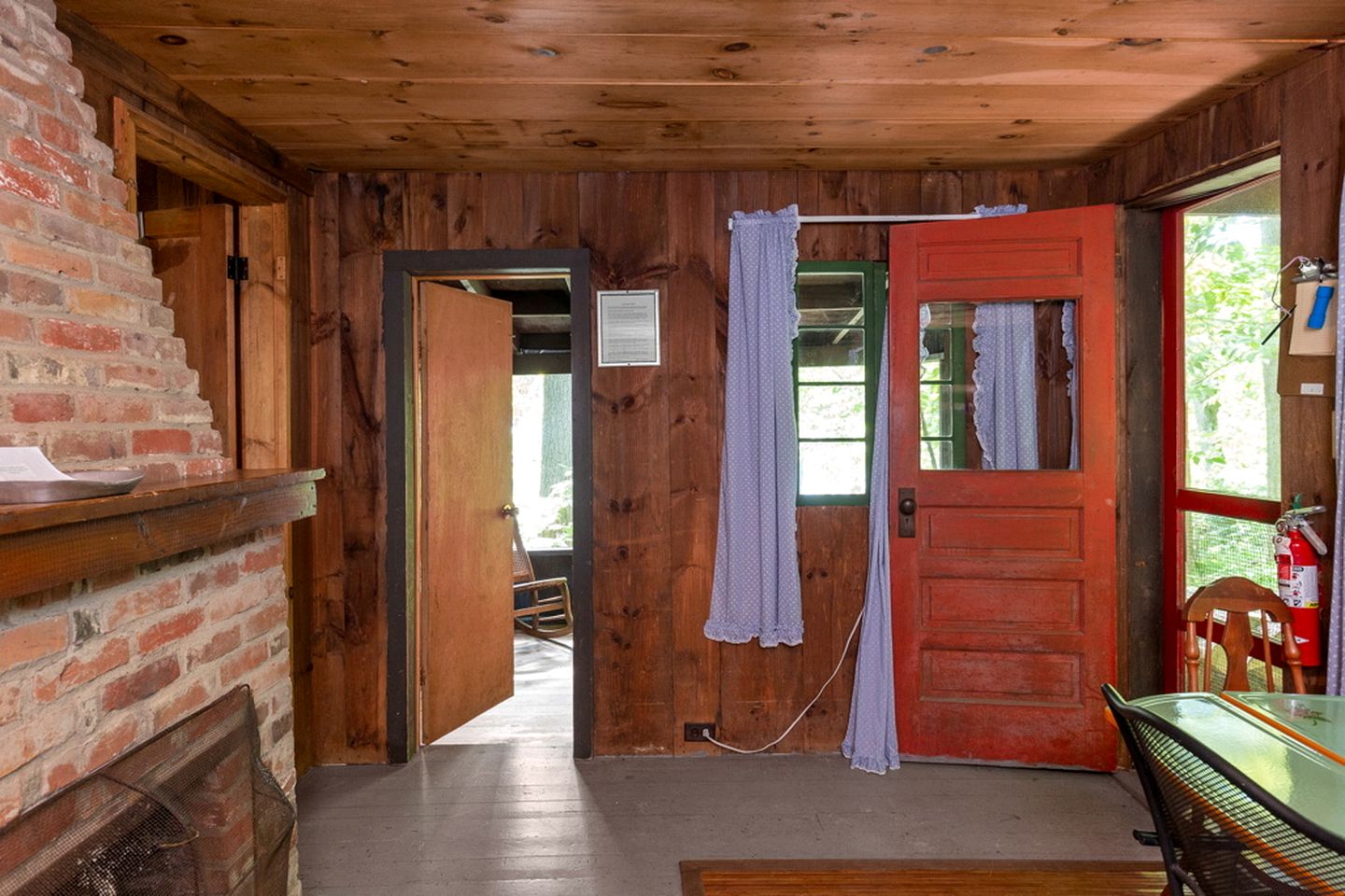 Charming Quiet Log Cabin Rental with Fireplace near White Mountain National Forest, New Hampshire