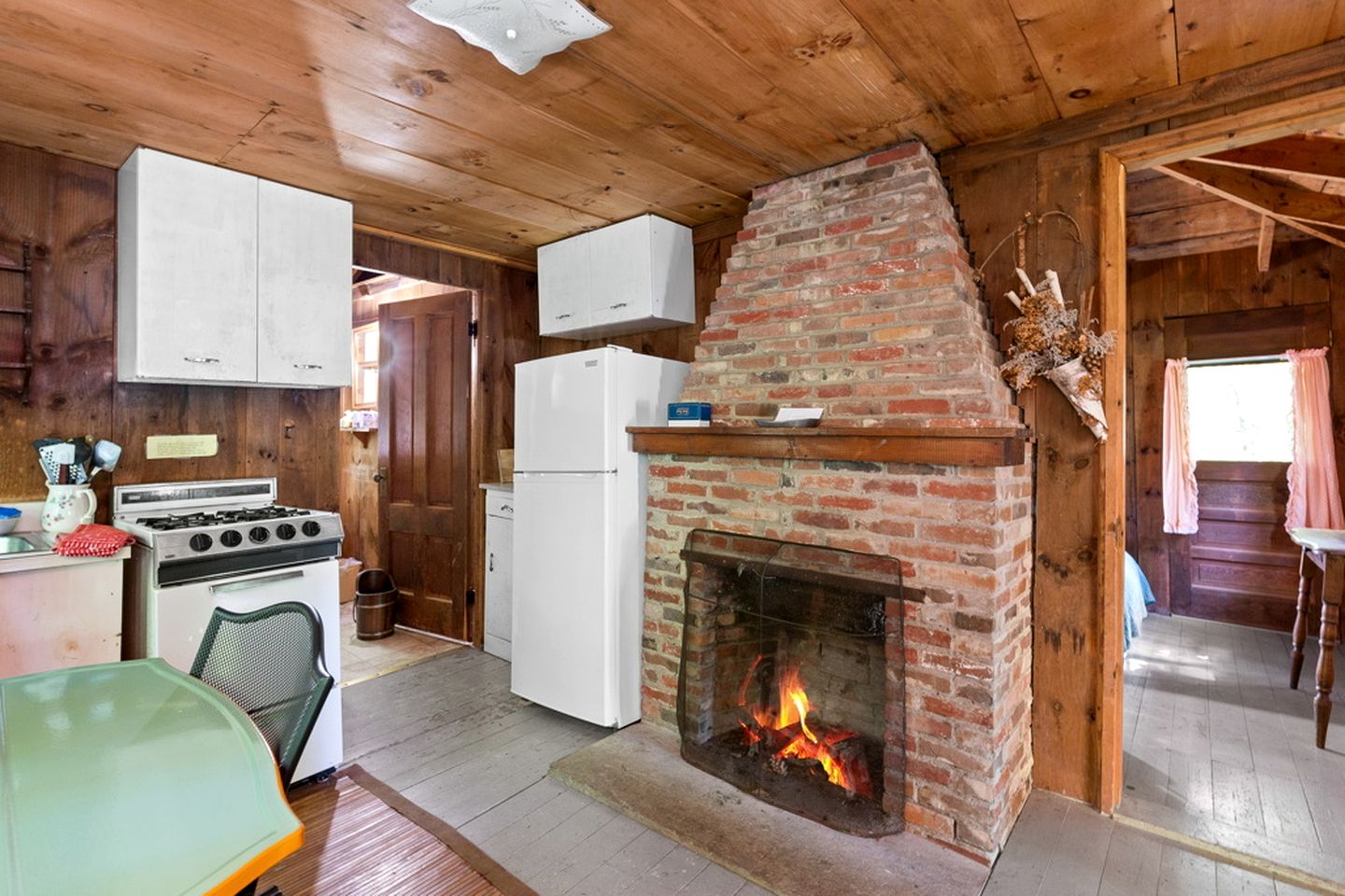 Charming Quiet Log Cabin Rental with Fireplace near White Mountain National Forest, New Hampshire