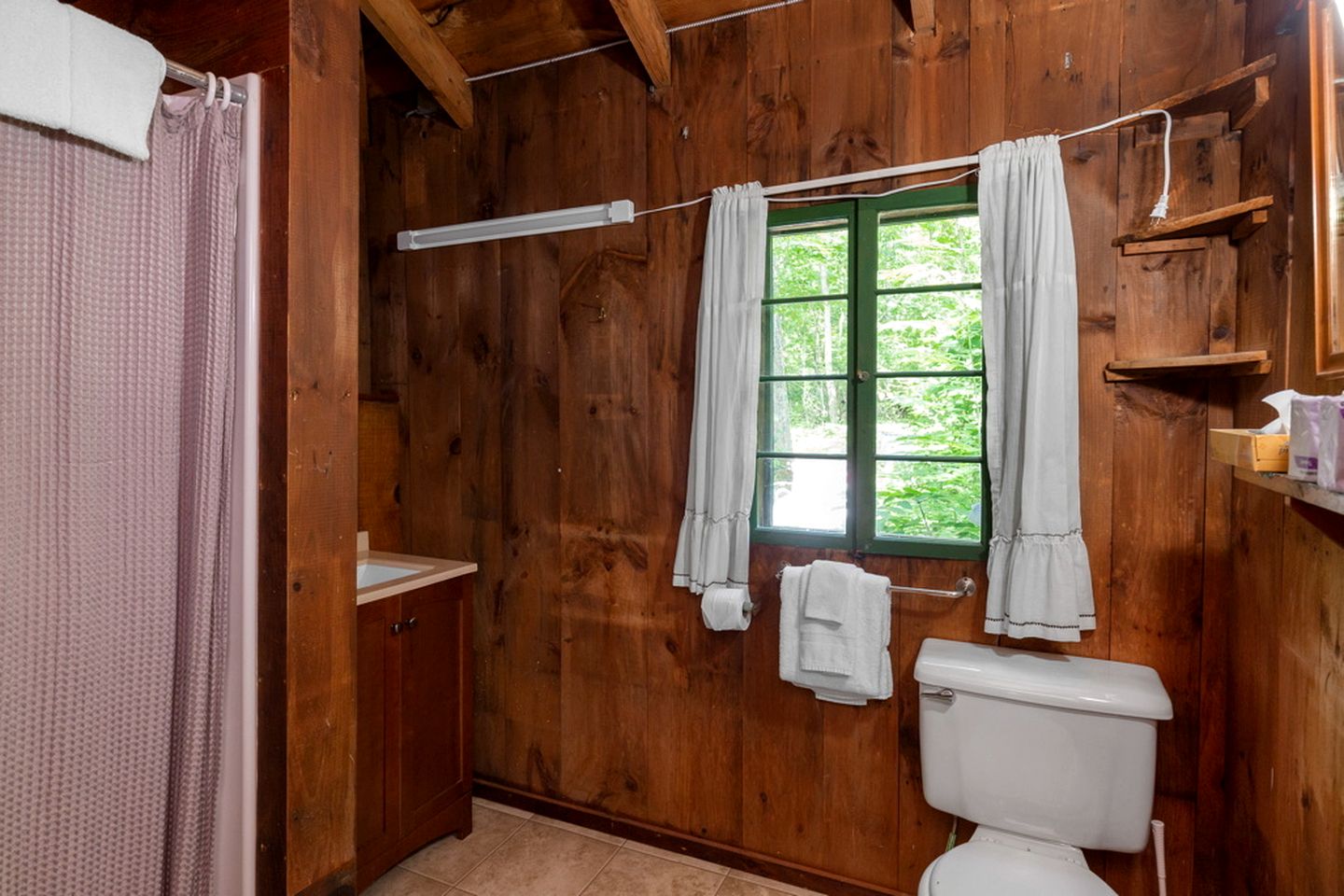 Charming Quiet Log Cabin Rental with Fireplace near White Mountain National Forest, New Hampshire