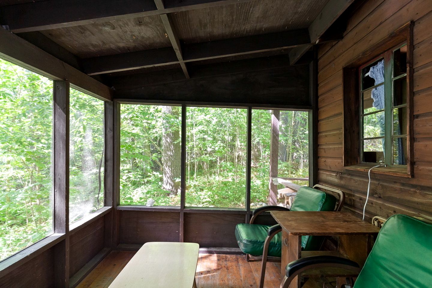 Charming Quiet Log Cabin Rental with Fireplace near White Mountain National Forest, New Hampshire