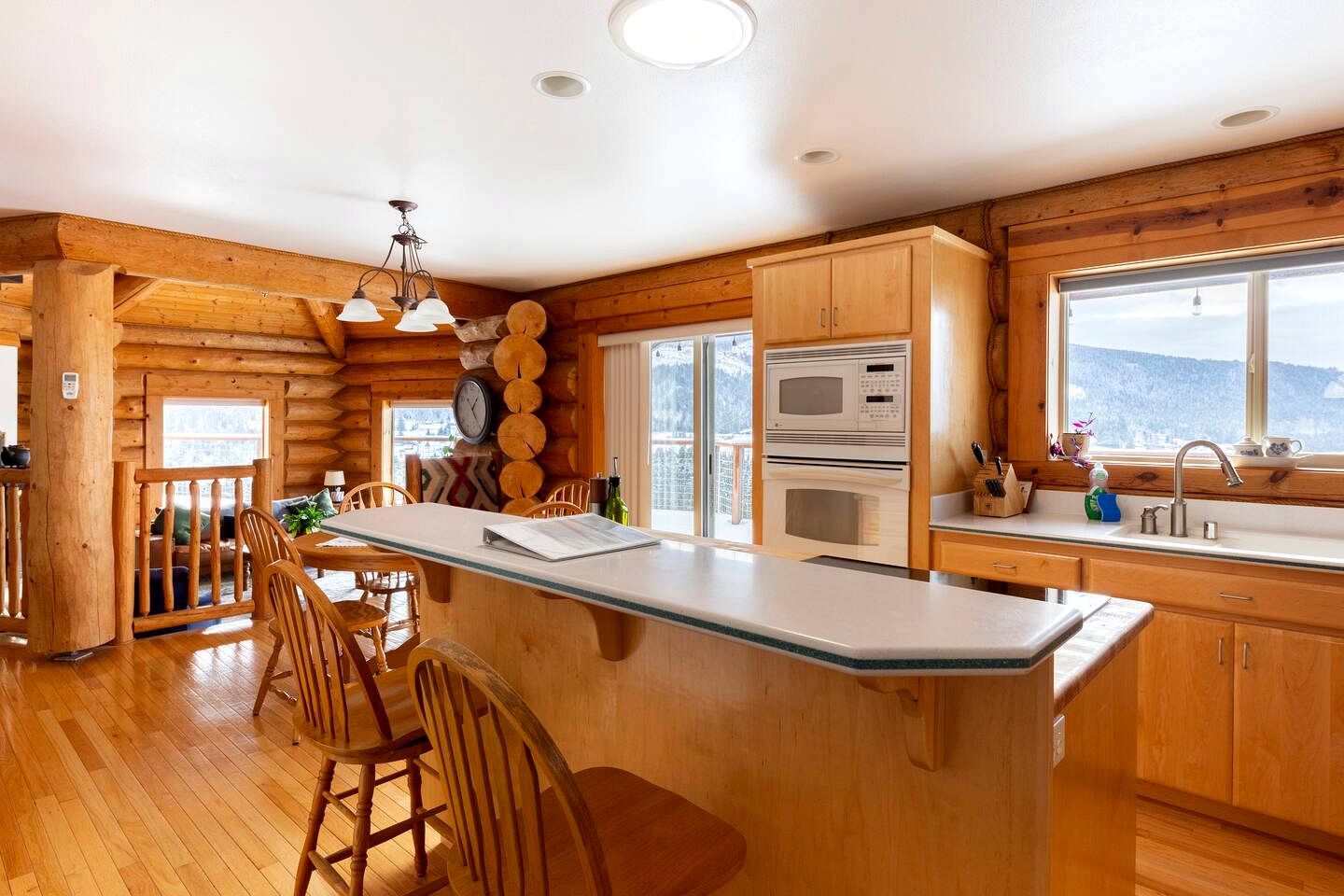 Cozy Secluded Log Cabin Retreat with Stunning Views, Luxury Comfort & Grill Deck in Sequim, Washington