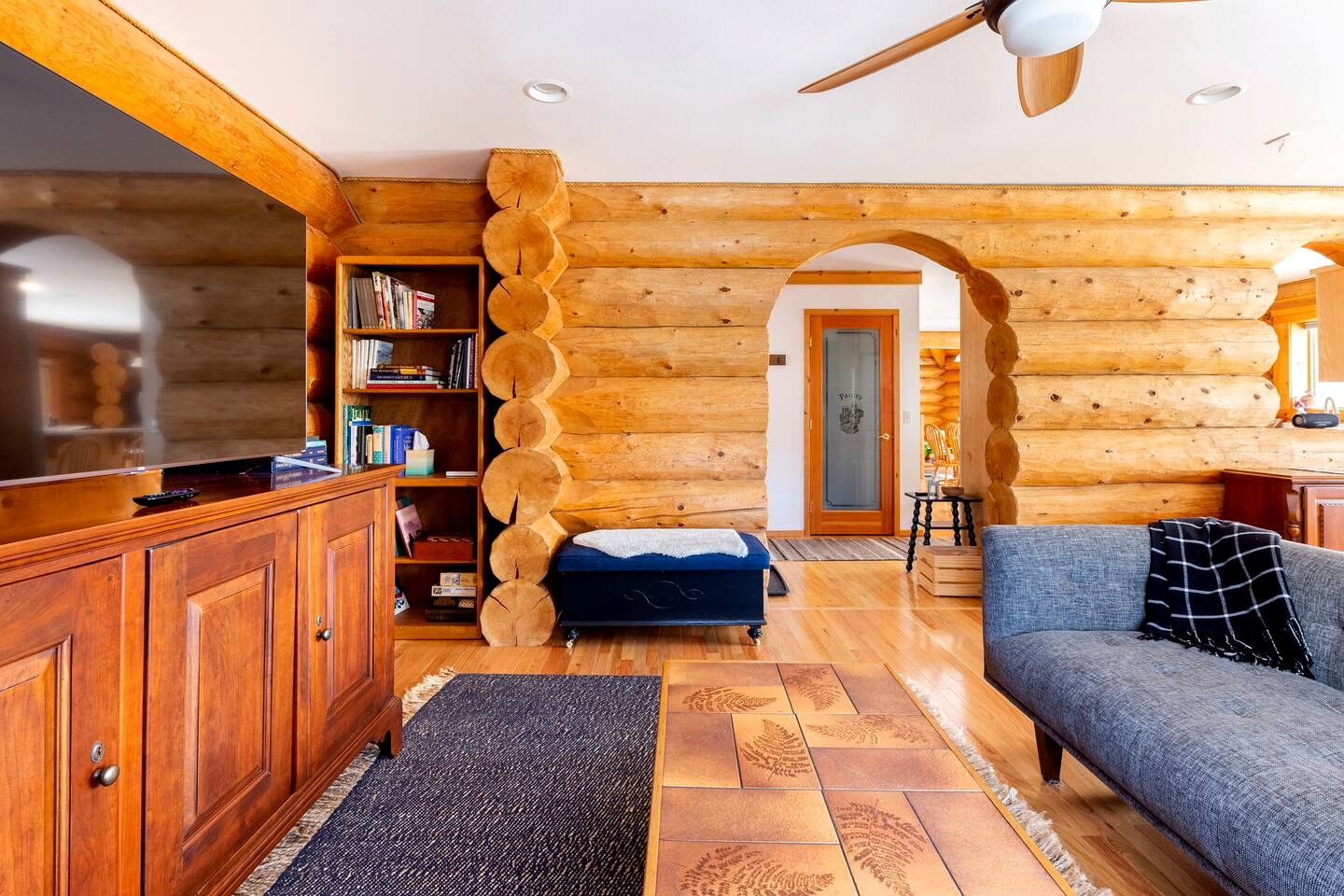 Cozy Secluded Log Cabin Retreat with Stunning Views, Luxury Comfort & Grill Deck in Sequim, Washington